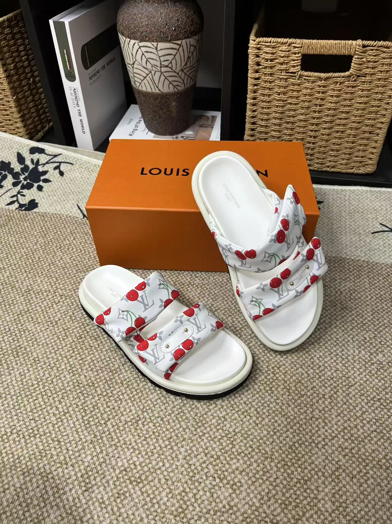 P340 yuan LV Louis Vuitton Full of high-end feel! A popular model among bloggers at home and abroad, it’s retro and fashionable, and looks stunning on your feet! Mainly recommended model on the official website★ ━━━━━ ЅᏇєєt ━━━━━ ▪️Upper: original calfskin ➕5D printing process ▪️Inner: imported mixed sheepskin ▪️Outsole: original molded foam outsole ▪️Size: Female 35-40 Men's 39-44 (women's 41 men's 45)